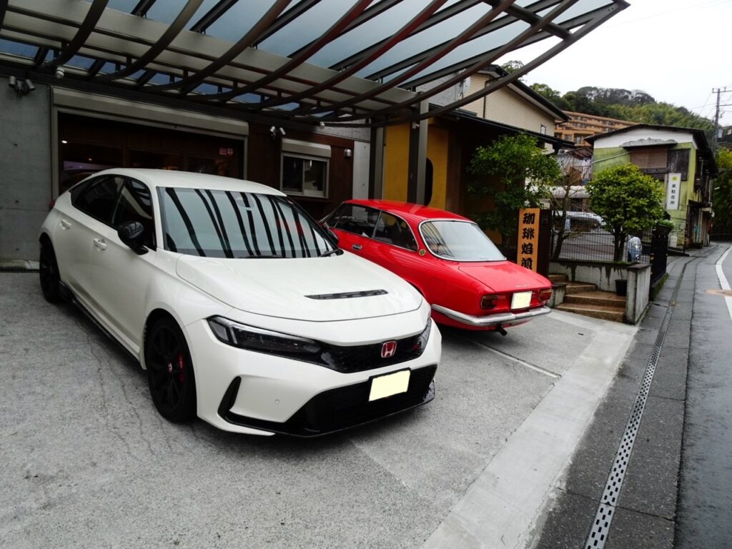 ちとせ105正面でCivicとアルファロメオ